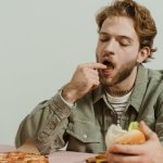 Cómo evitar el picoteo entre comidas: estrategias prácticas para mantener la saciedad y evitar antojos